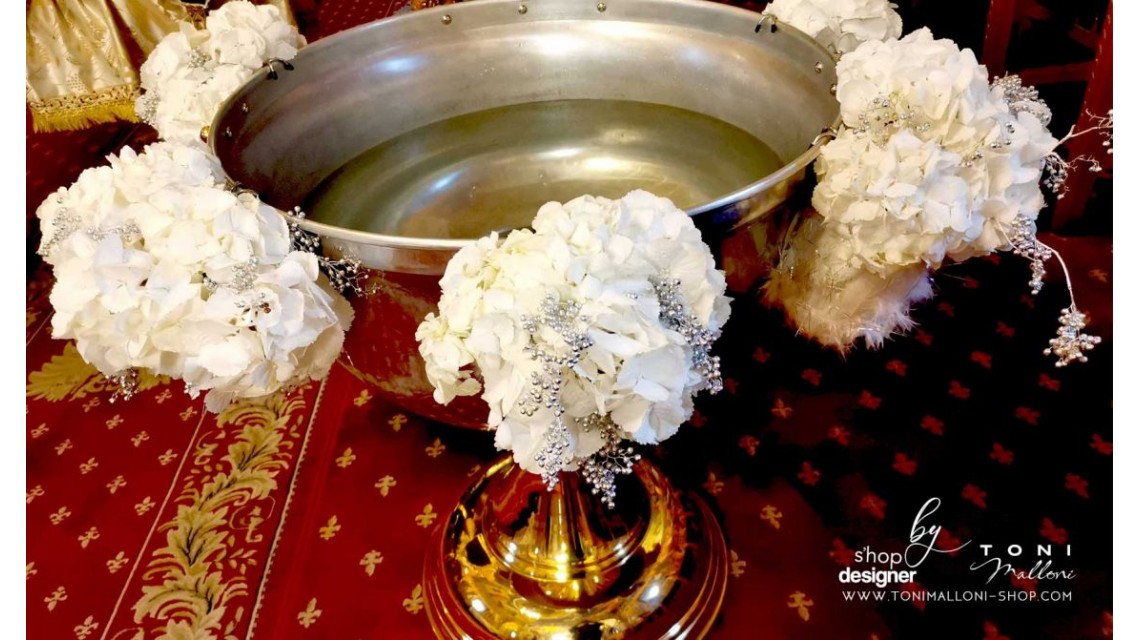 Decor cristelnita botez cu hortensii albe flori silver dantela alba si aplicatii pene fulgi albi 7